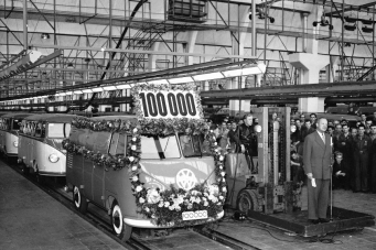 Фотография Volkswagen Bulli – история успеха: 60 лет с начала строительства завода по выпуску Transporter в Ганновере!